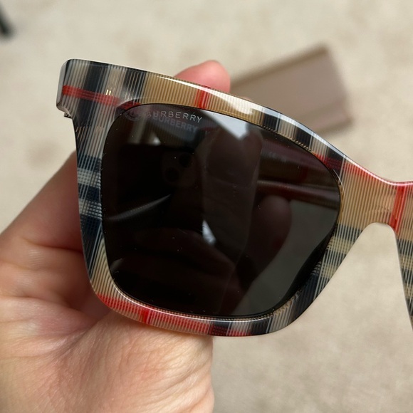 Burberry Elsa Vintage Plaid Sunglasses Black, tan & red w/ minor flaws on lens - Picture 12 of 12
